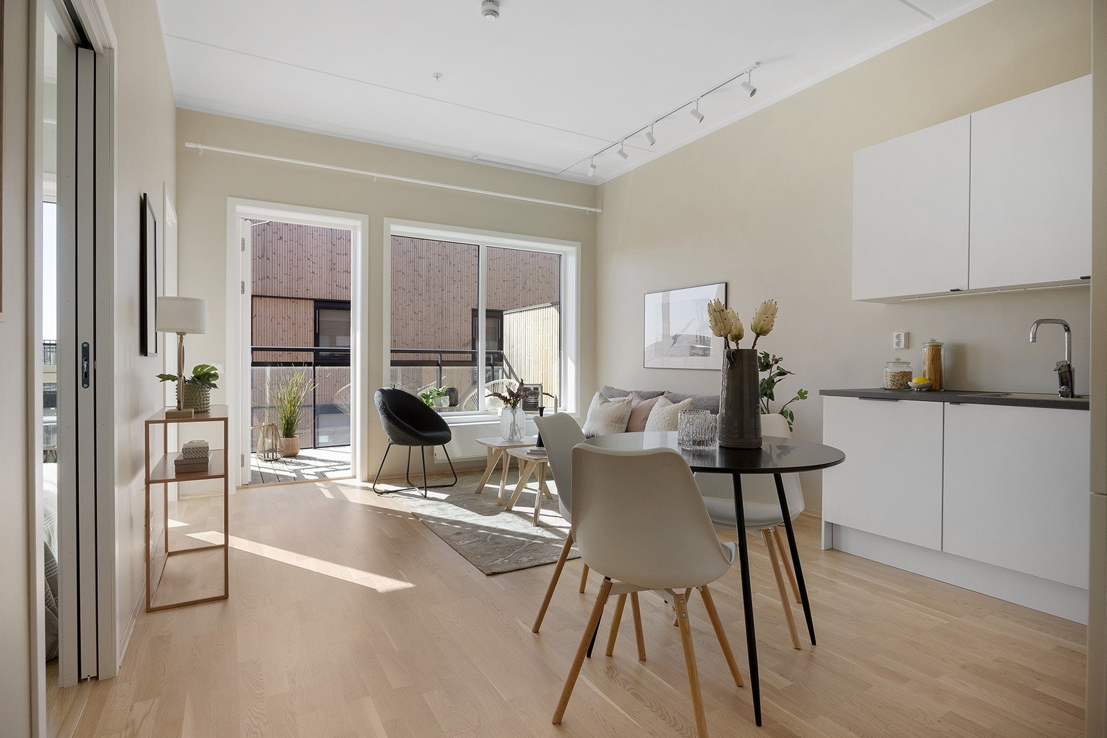 Innbydende åpen stue- og kjøkkenløsning med god plass til sofagruppe og spisebord. Galleribilde