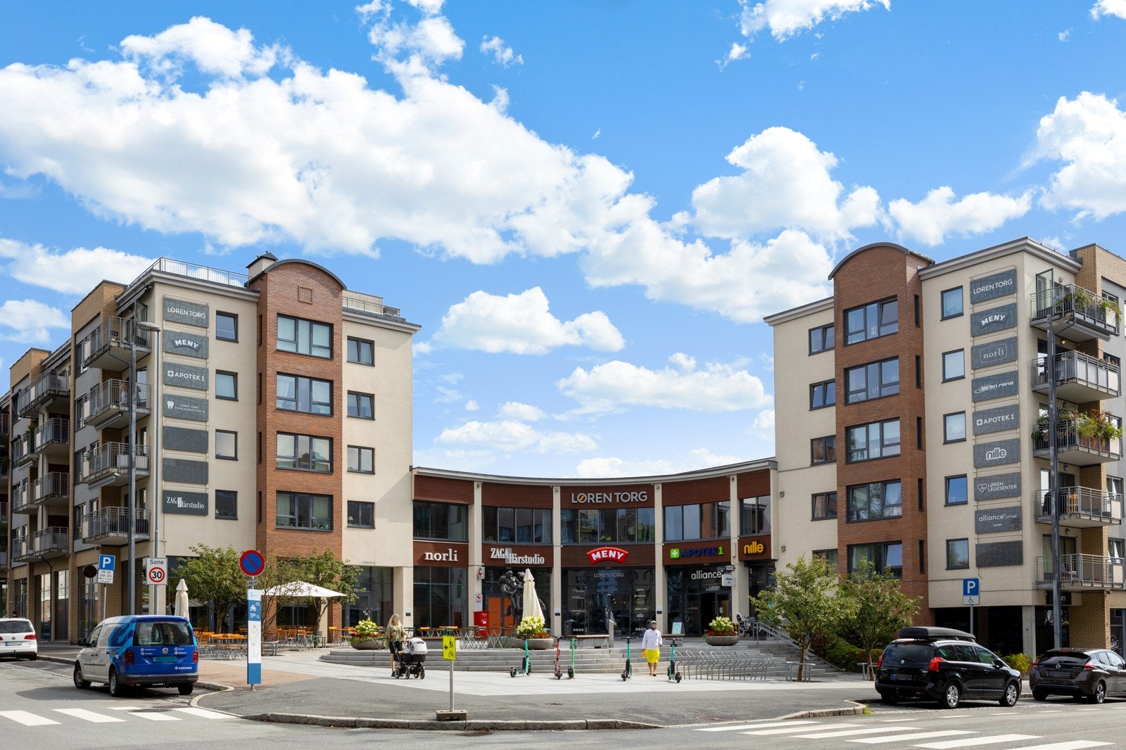 Det er kort gangavstand til løren Torg med bl.a. stor MENY-butikk, apotek, detaljhandel, legesenter, tannleger, frisør og treningssenter. Det er også flere spisesteder. Galleribilde
