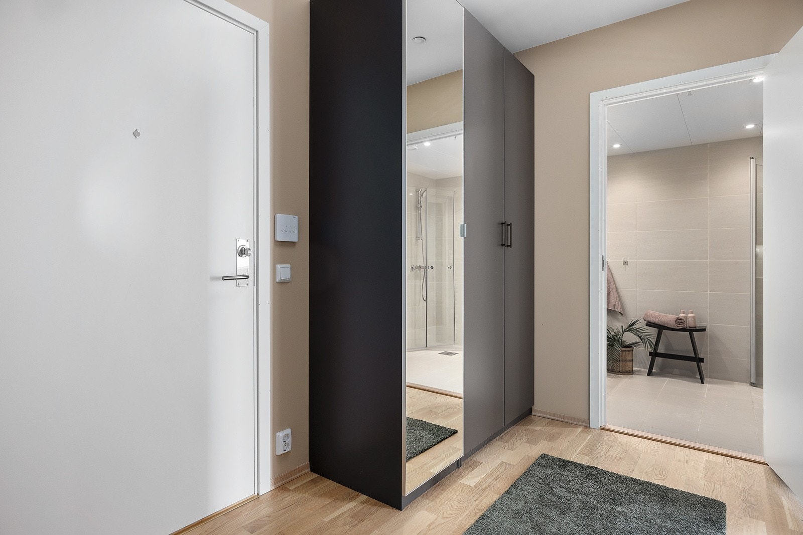 Leilighetens entré har god plass til å henge fra seg yttertøy. Galleribilde