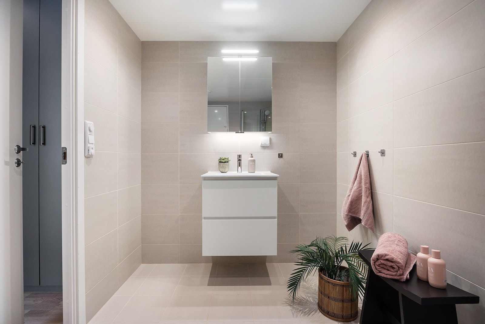 Baderomsinnredningen består av vegghengt servantinnredning med heldekkende servant og vegghengt toalett. Galleribilde