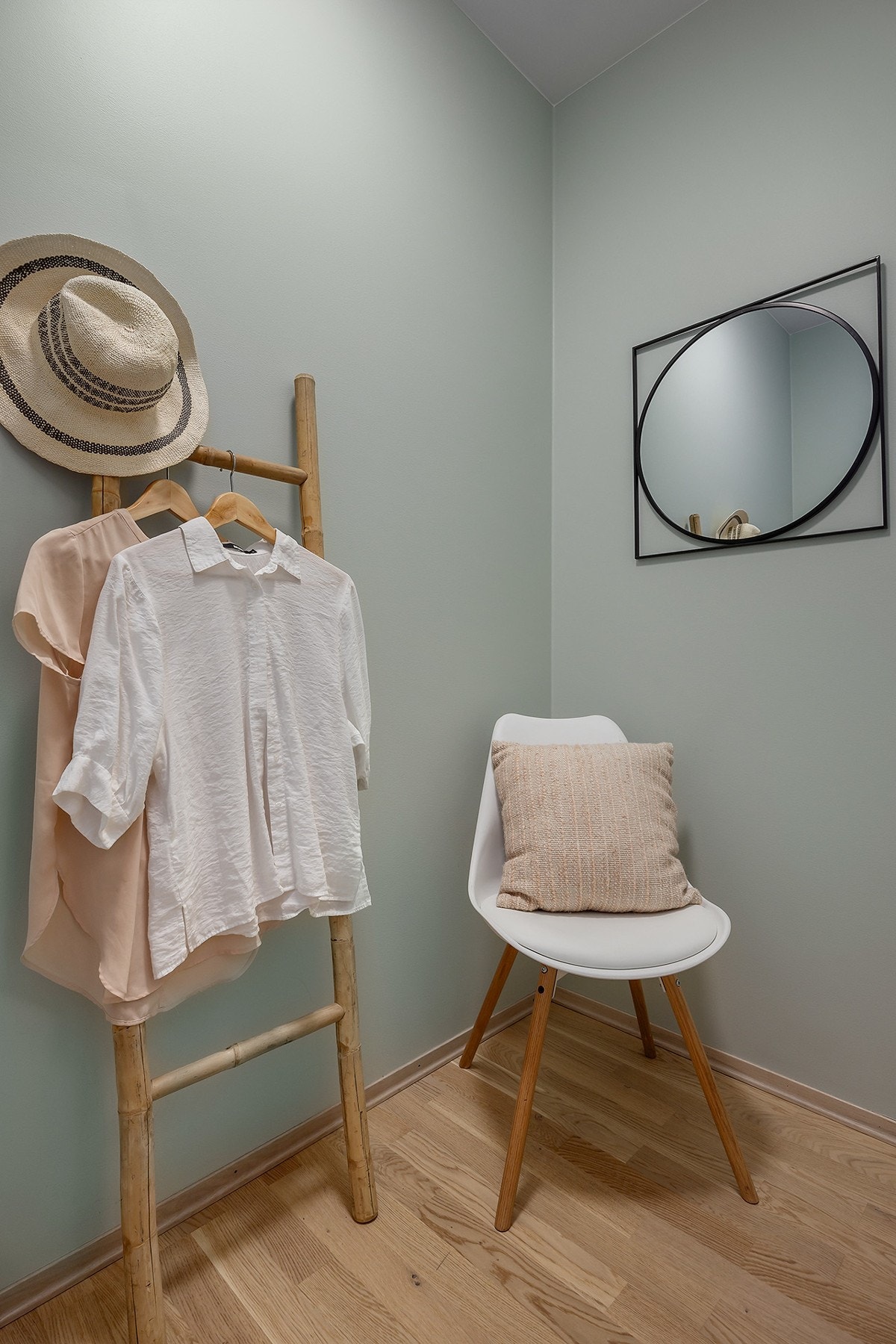 Innvendig bod tilknyttet entréen som kan benyttes som kontor, hobbyrom og/eller walk in. Galleribilde