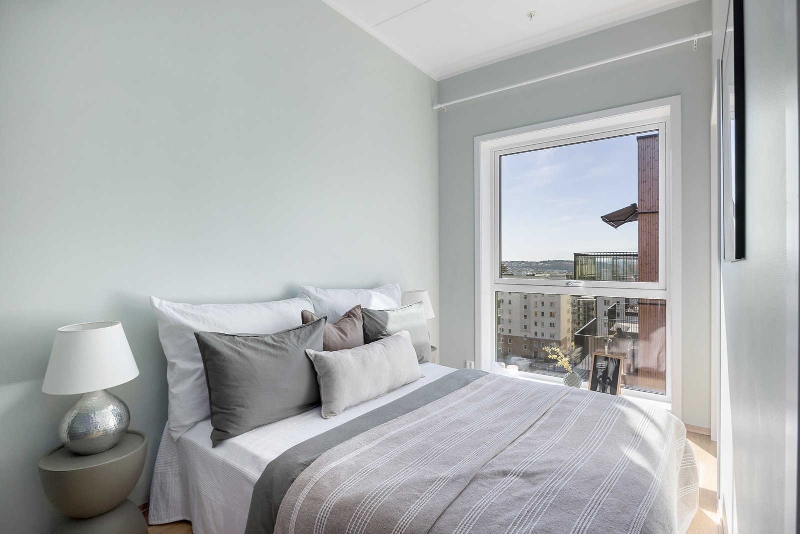 Hyggelig hovedsoverom med plass til dobbeltseng, nattbord mm. Galleribilde