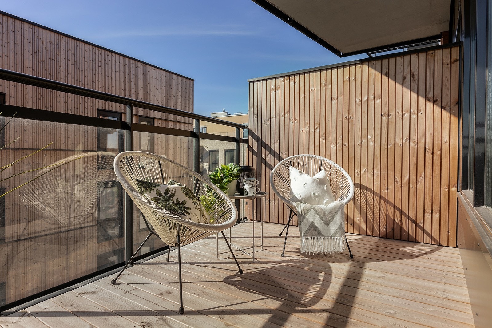 Vestvendt balkong med god plass til en hyggelig sittegruppe med diverse utemøbler og eventuelt grill. Balkongen har trebord på gulv og levegg i tre. Galleribilde