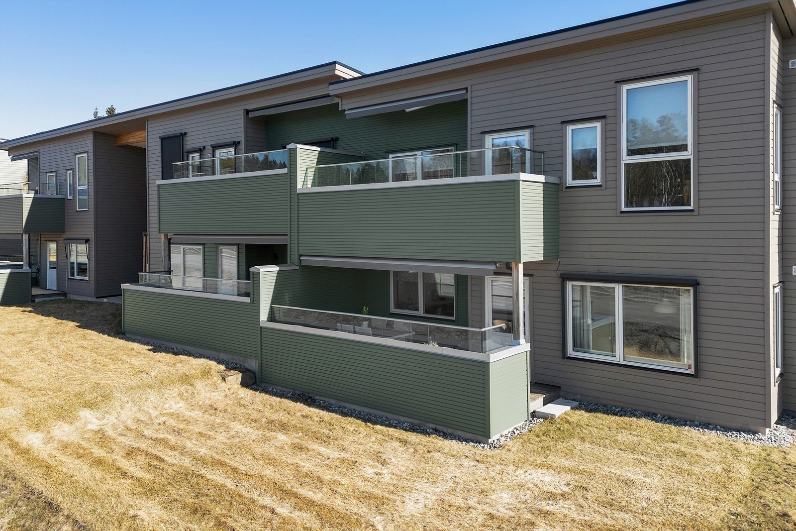 Terrasse og seksjonert tilleggsareal foran og ved siden av terrassen Galleribilde