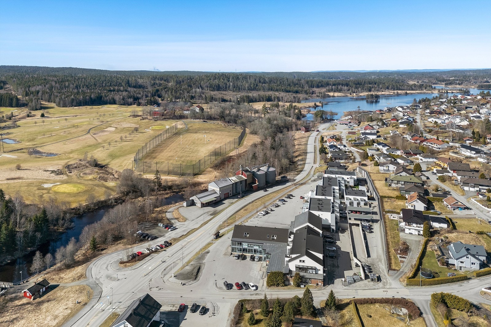 Med bil er det ca. 15 min til Ski, ca. 30 min til Oslo S og ca. én time til Gardermoen Galleribilde