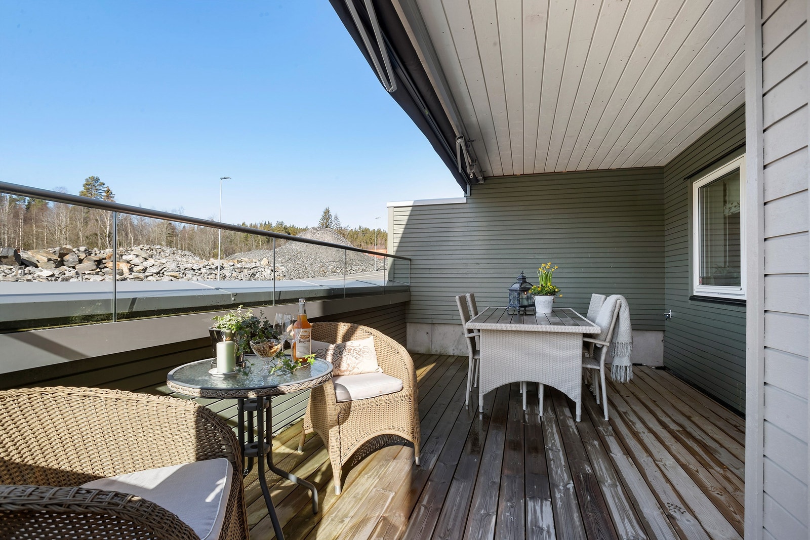 God plass til flere sittegrupper og grill Galleribilde