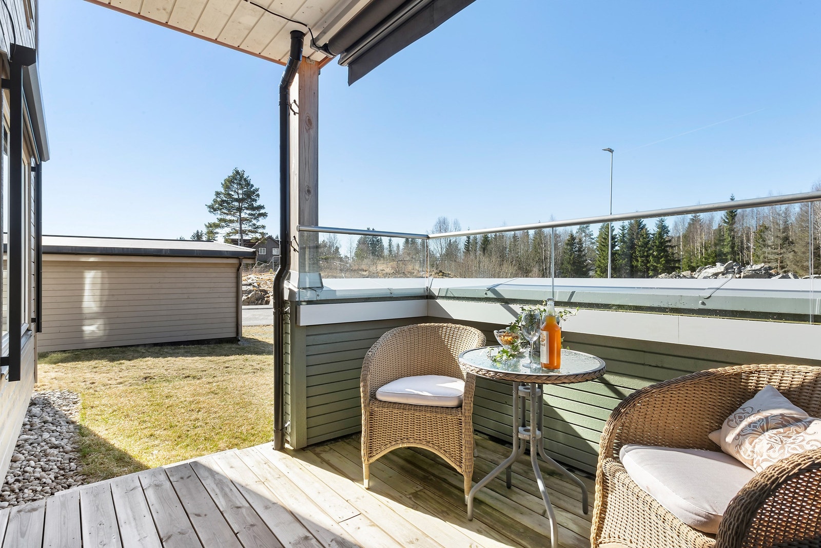 Usjenert uteplass med lite innsyn og gode solforhold Galleribilde