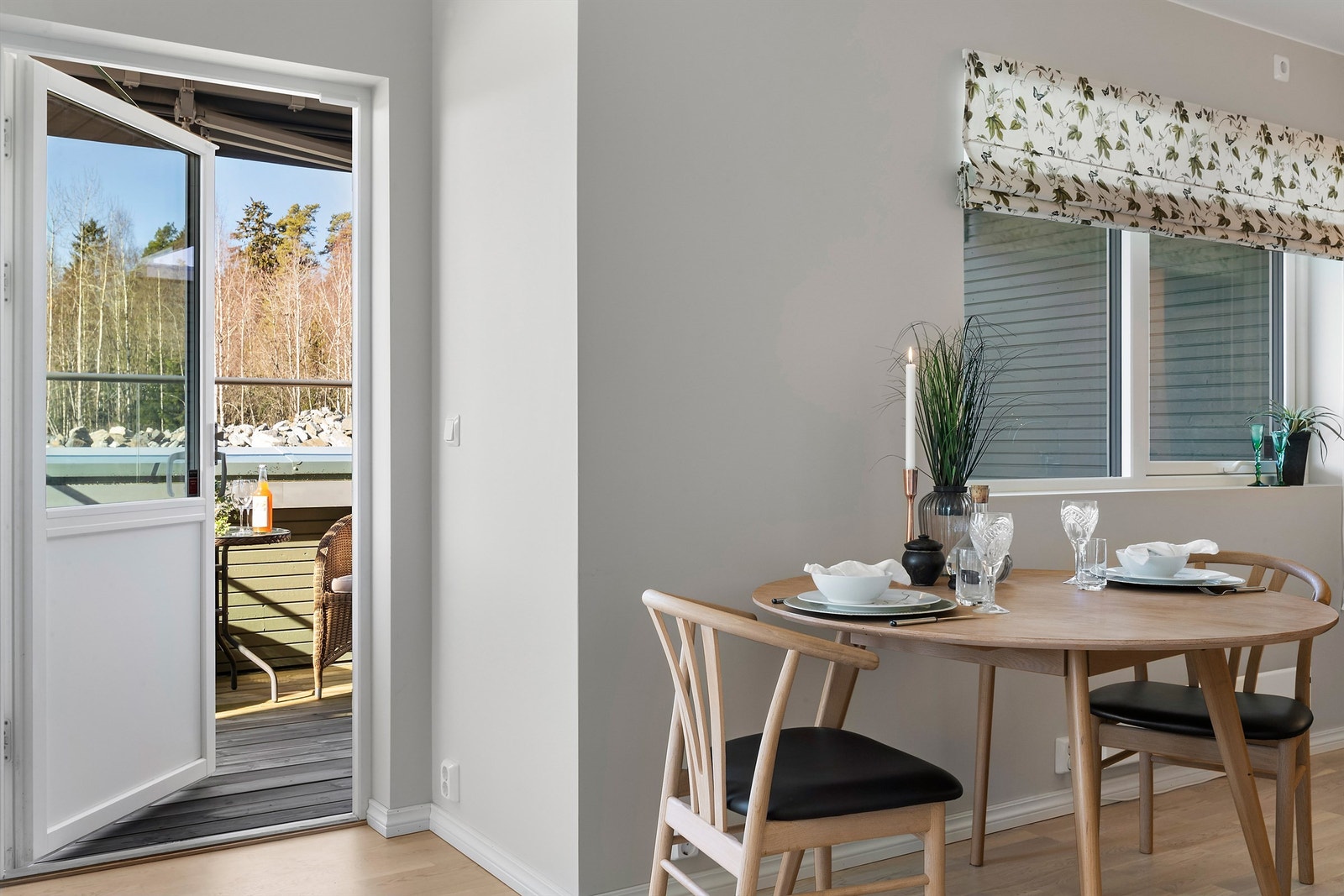 Utgang til solrik terrasse og hage Galleribilde