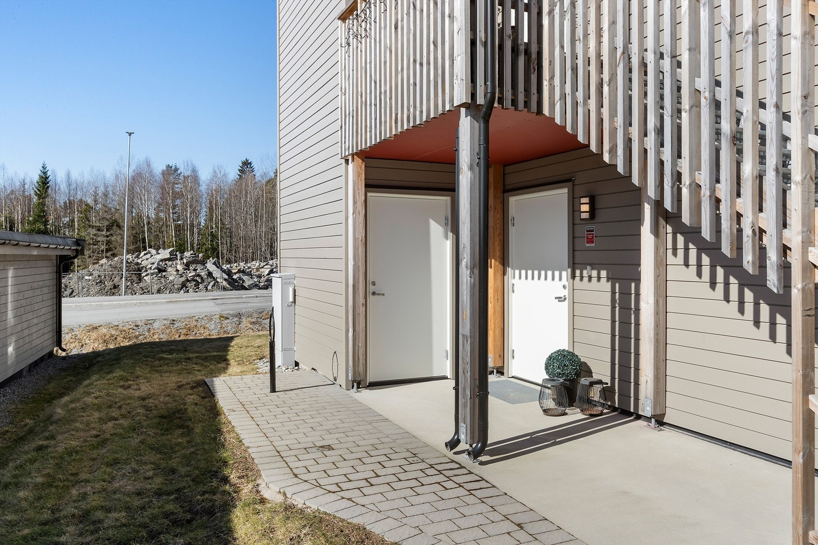 Inngangsparti mot øst med morgensol - praktisk bod rett utenfor på 5 kvm Galleribilde