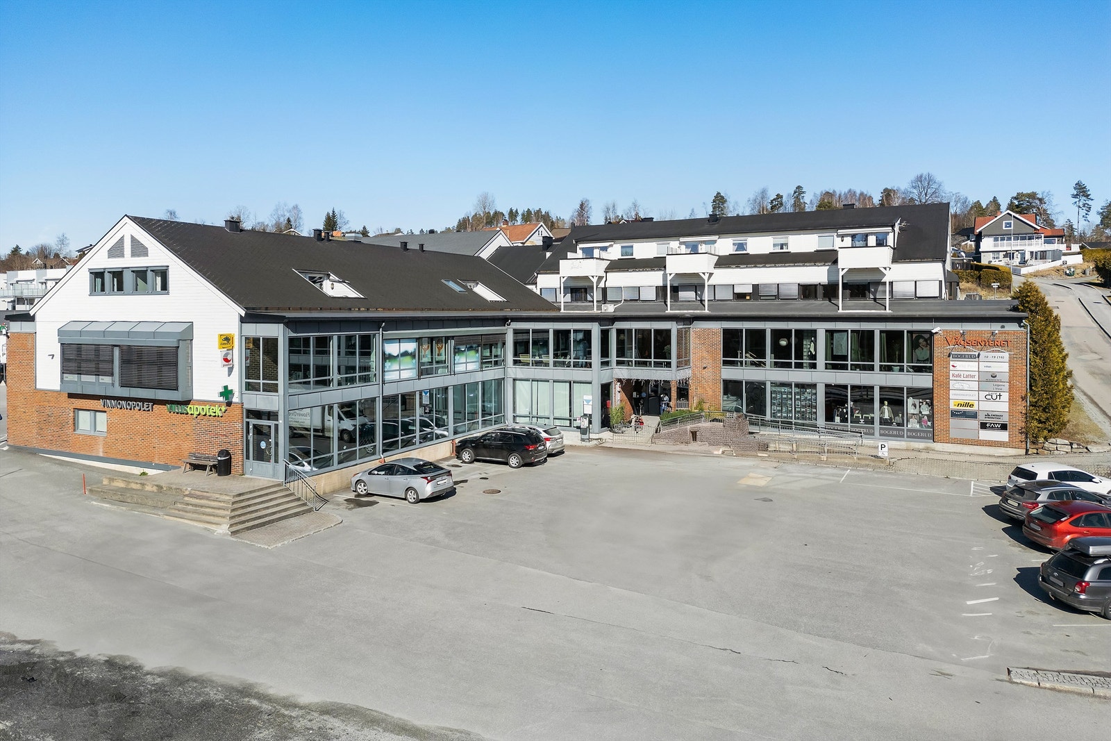 Det er ca. 4 minutters biltur til Vågsenteret med diverse butikker og servicetilbud Galleribilde