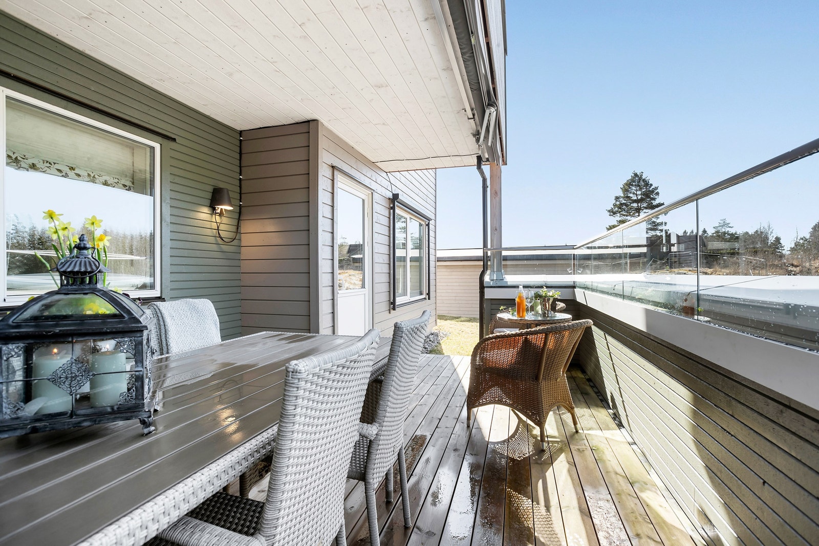 Elektrisk markise i hele terrassens bredde Galleribilde