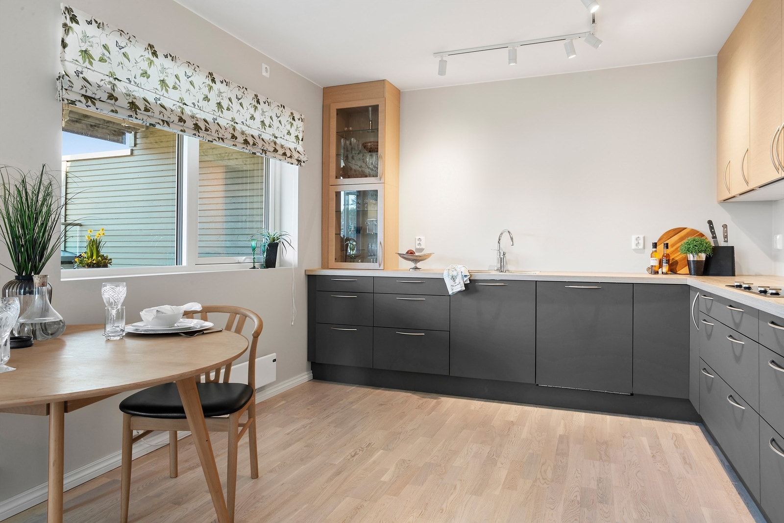 Spisestue praktisk plassert i tilknytning til kjøkkenet Galleribilde