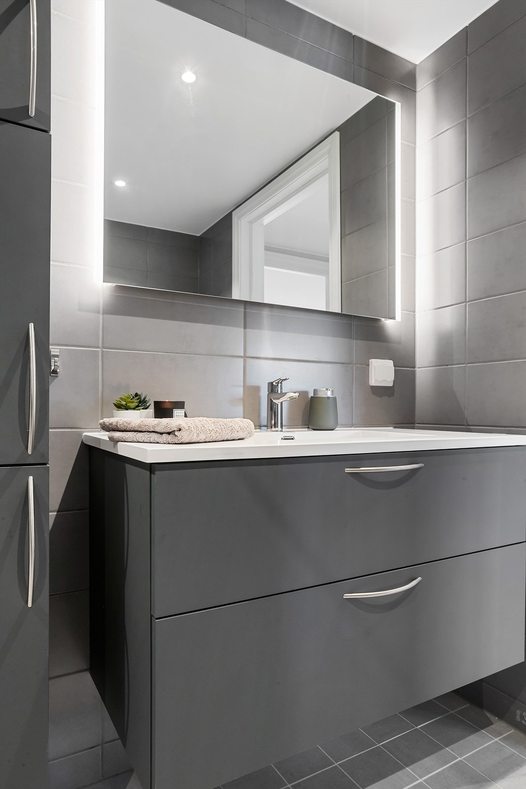 Baderomsinnredning med godt med skap- og skuffeplass Galleribilde