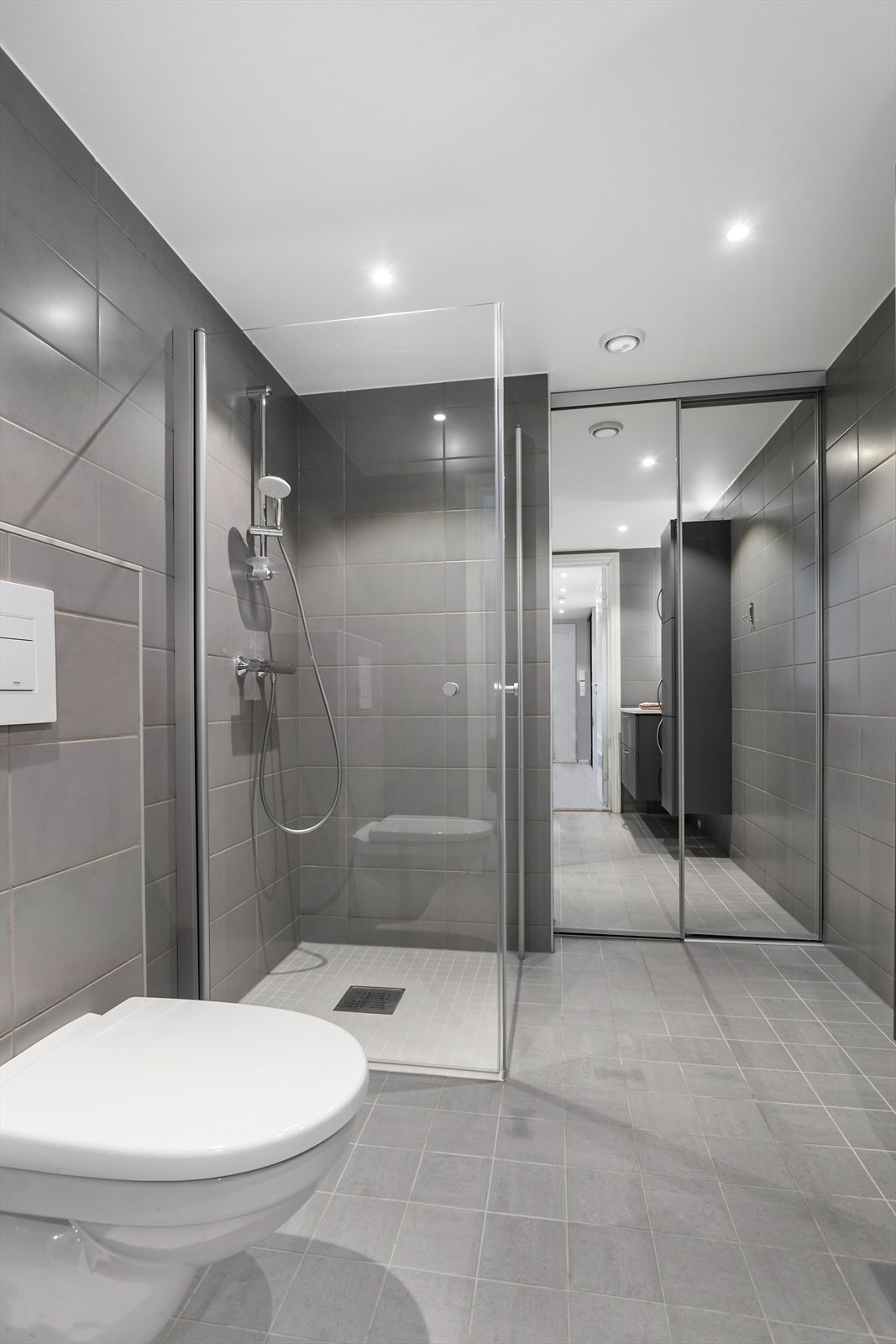 Dusjnisje og vegghengt toalett Galleribilde