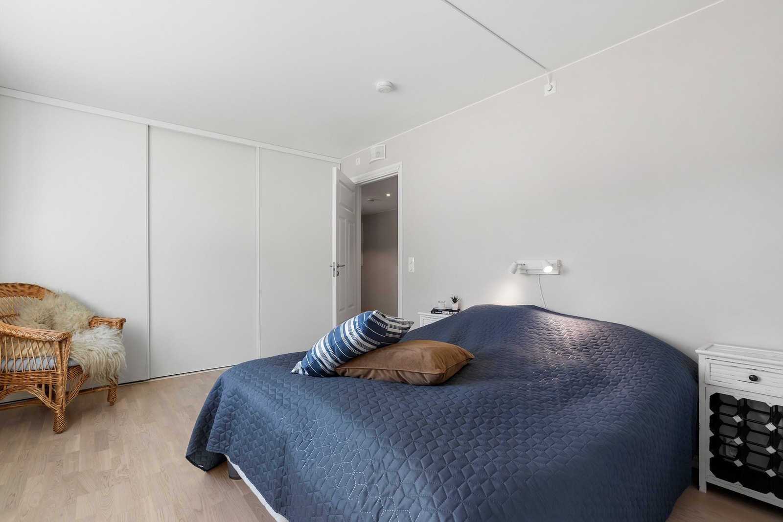 Stort hovedsoverom med skyvedørdsgarderobe Galleribilde