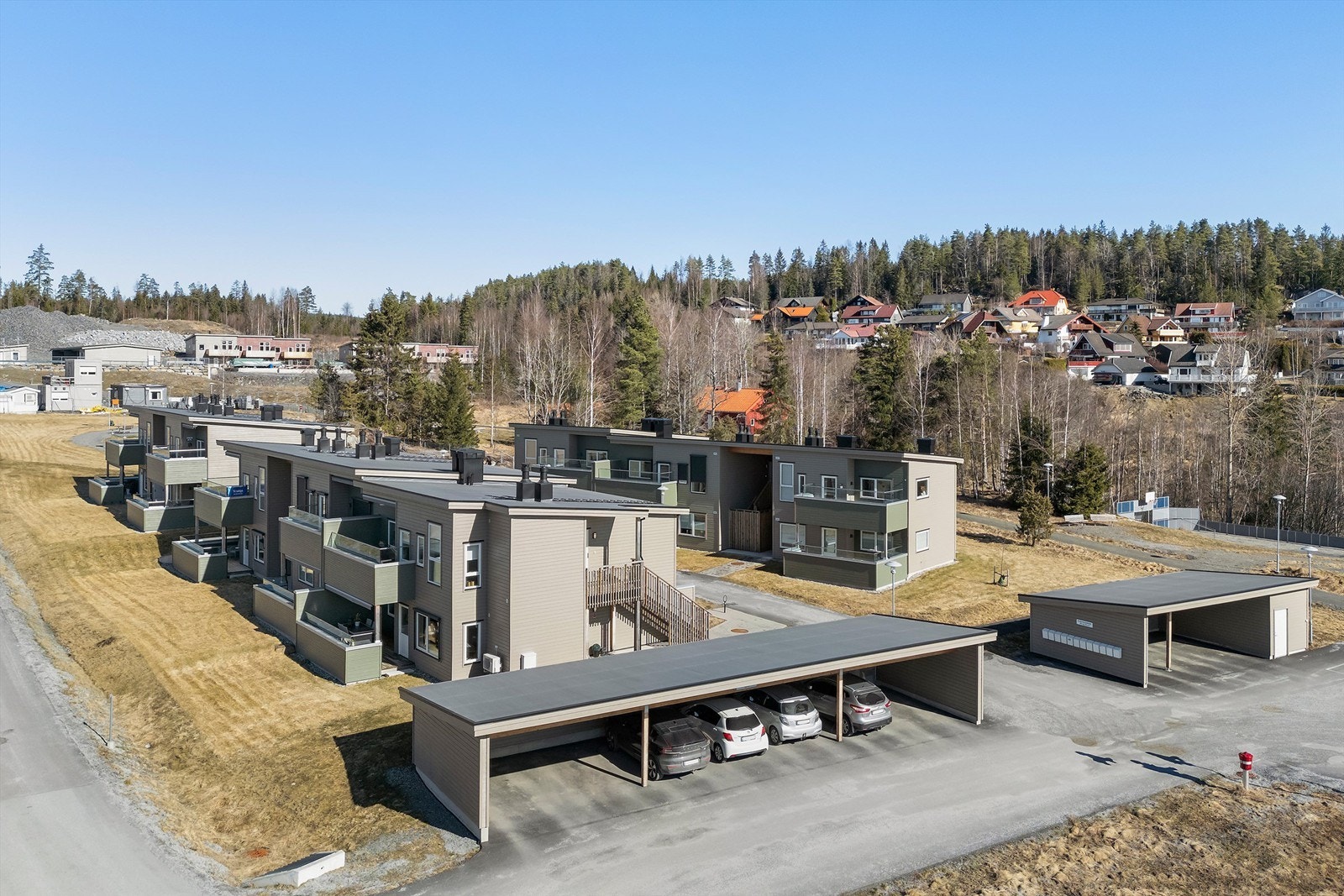 Kun 400 meter til bussholdeplass med gode forbindelser til Oslo, Ski og Lillestrøm Galleribilde