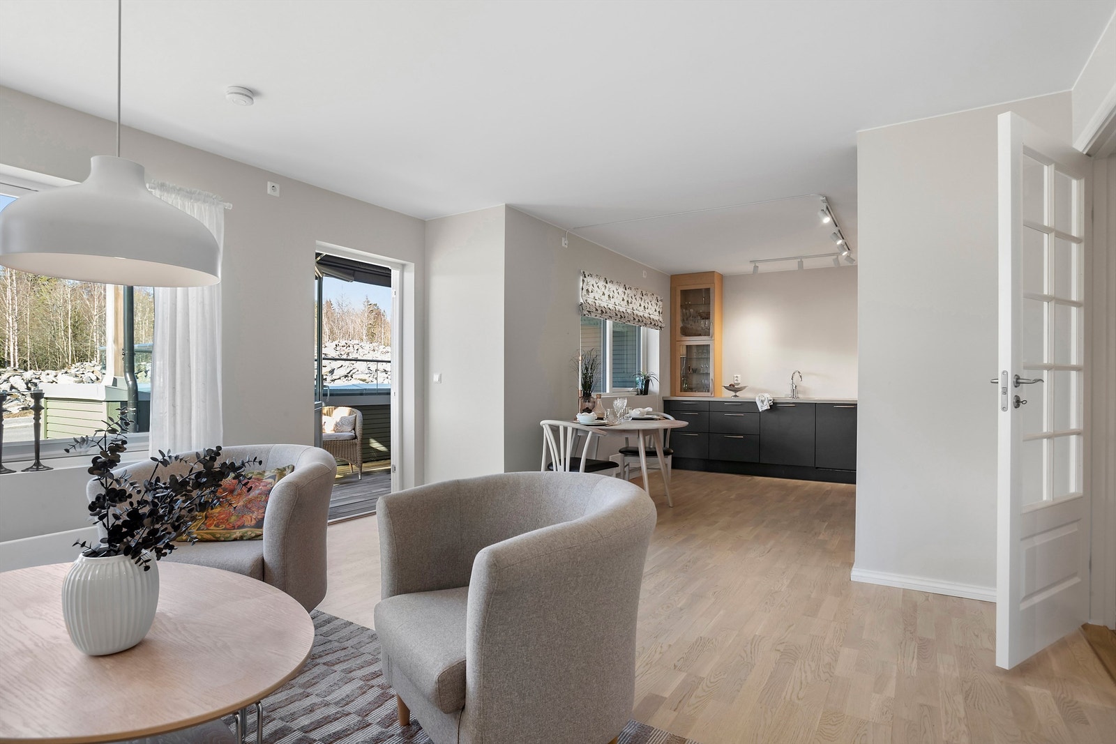 Stue med god plass til sofagruppe, spisestue og tilhørende møblement Galleribilde