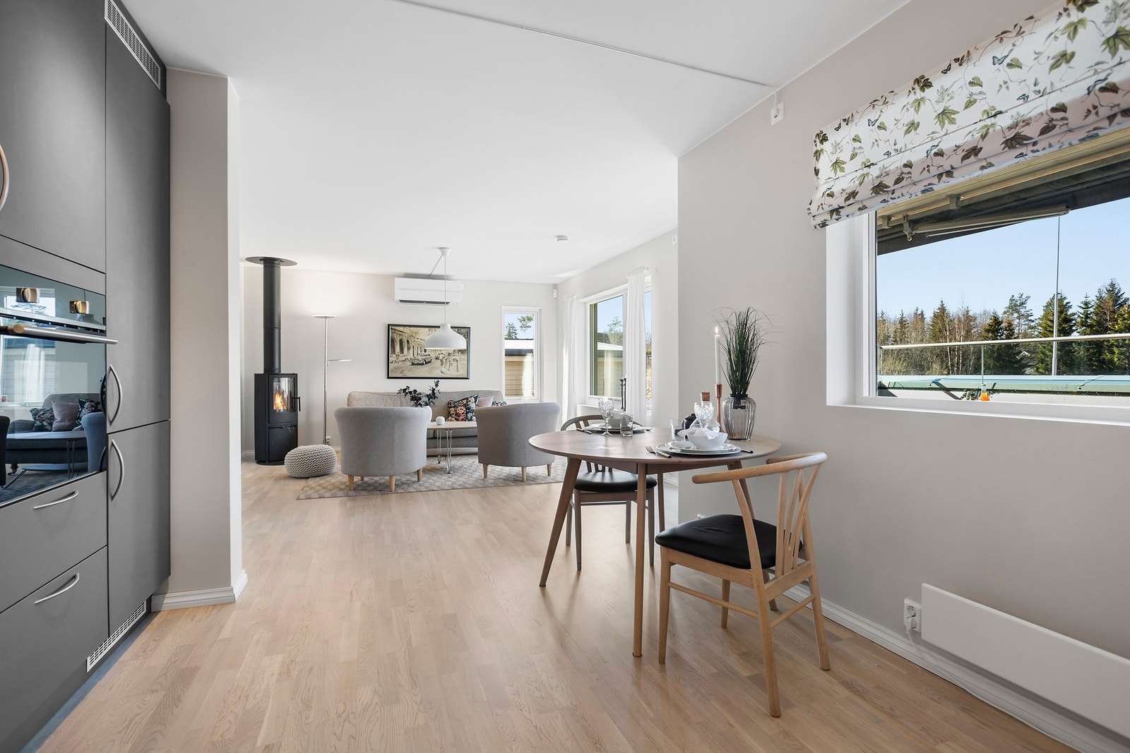 Romslig stue/spisestue med vindusflater mot vest som slipper inn godt med naturlig lys Galleribilde