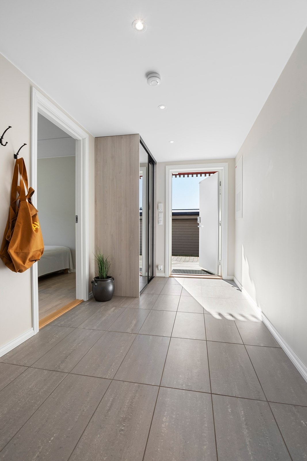Lys og stor entré med gulvvarme - praktisk skyvedørsgarderobe og god plass til kommode/benk Galleribilde