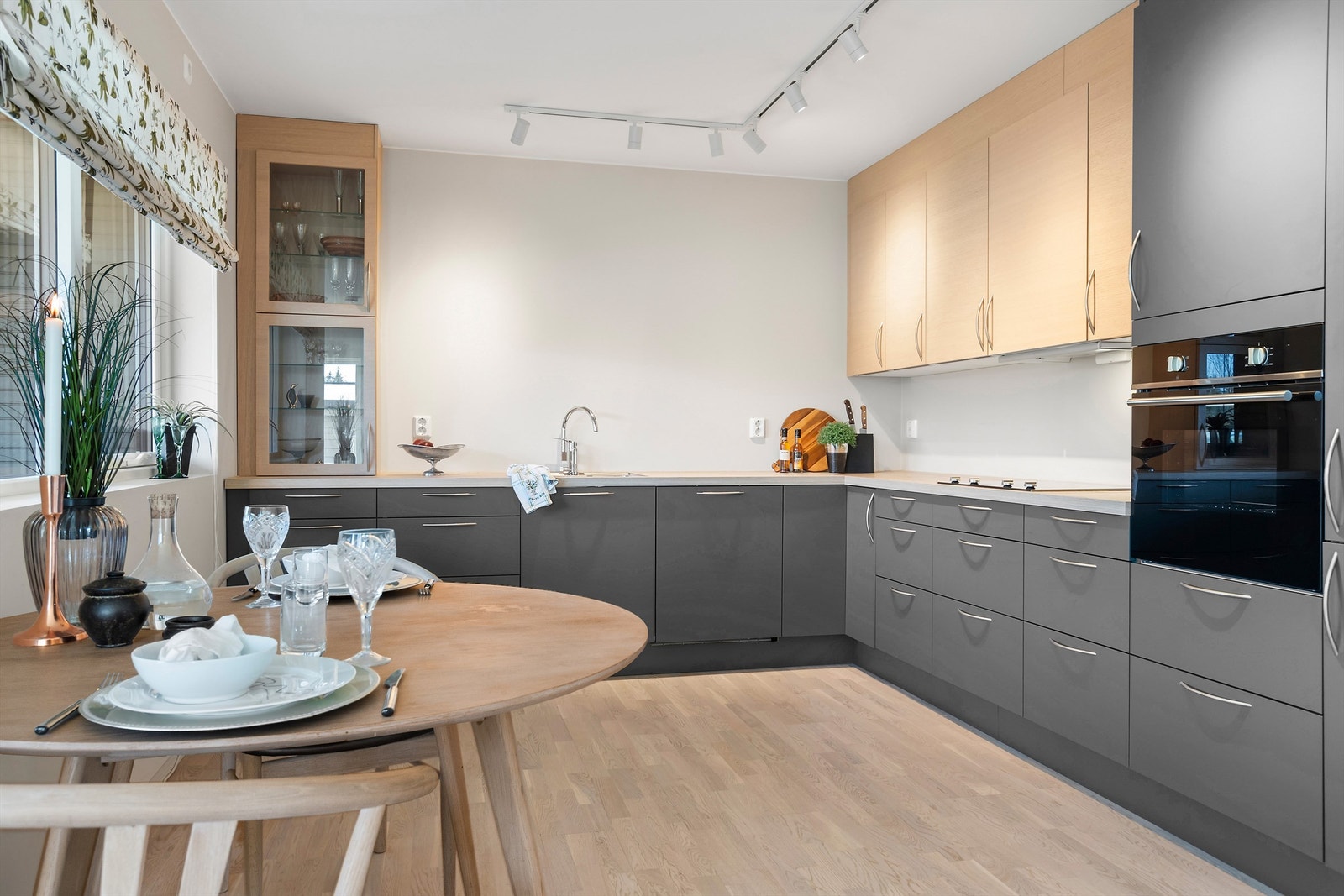 Flott kjøkken fra HTH med godt med skap- og benkeplass Galleribilde