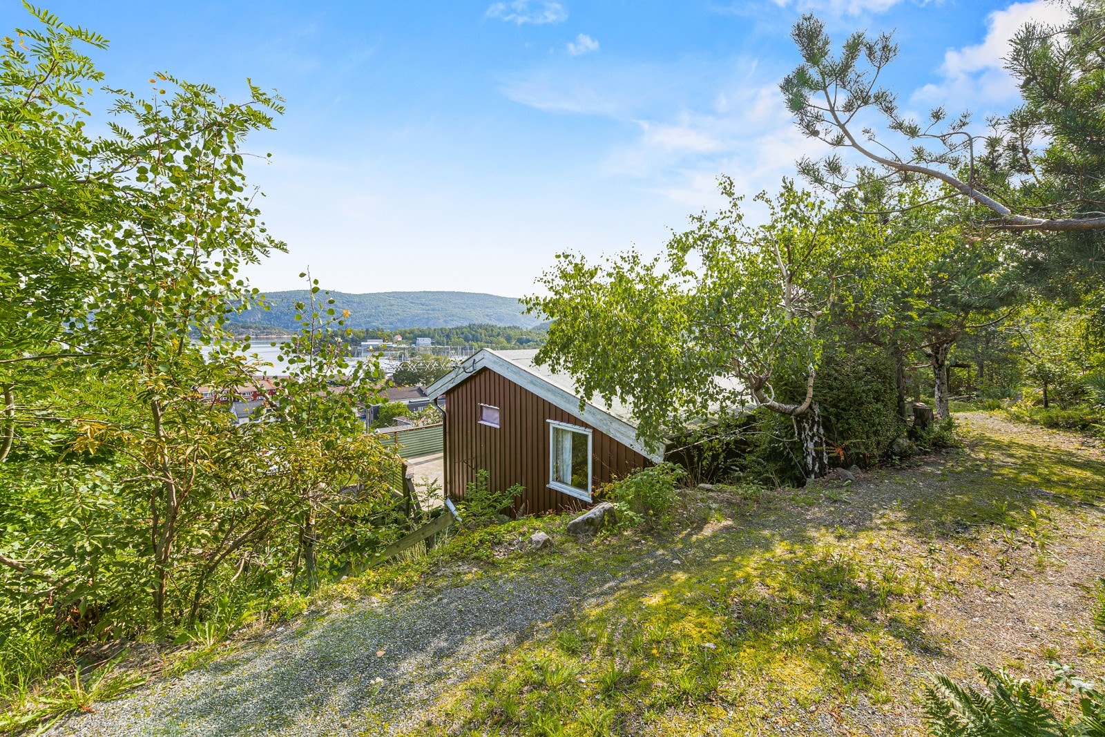 Adkomst med parkering på egen tomt. Galleribilde