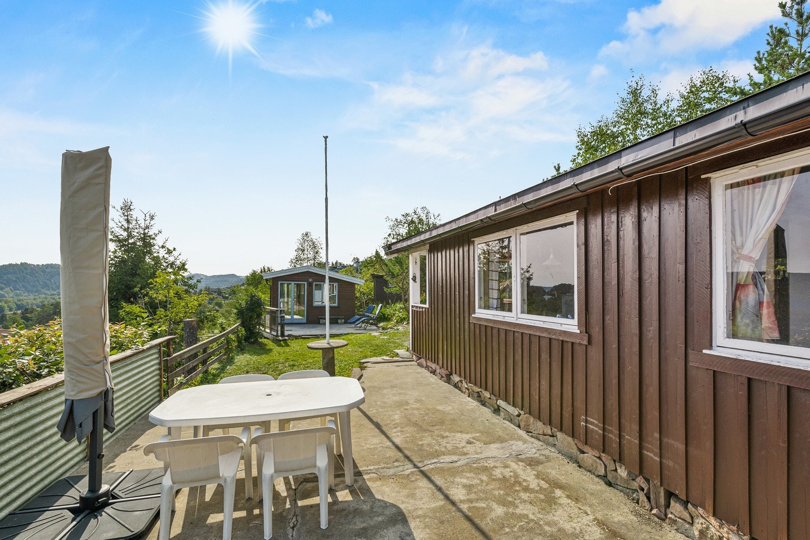 Det er flere solrike uteplasser på eiendommen. Galleribilde
