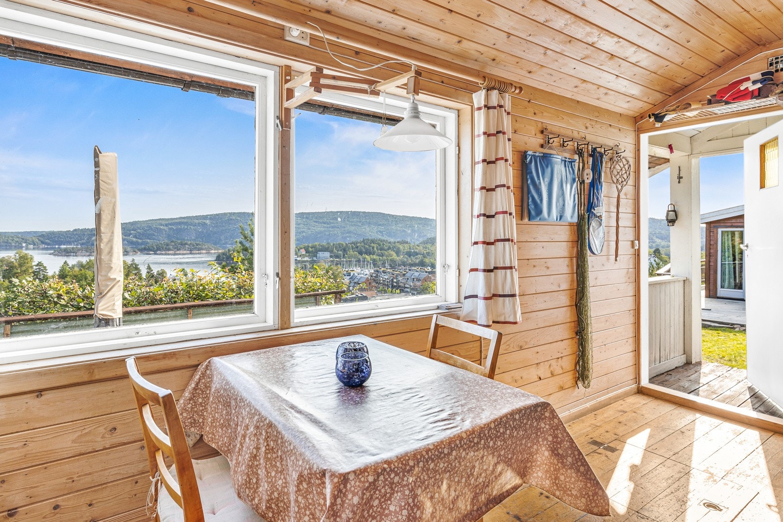 Lys stue med flott utsikt. Galleribilde