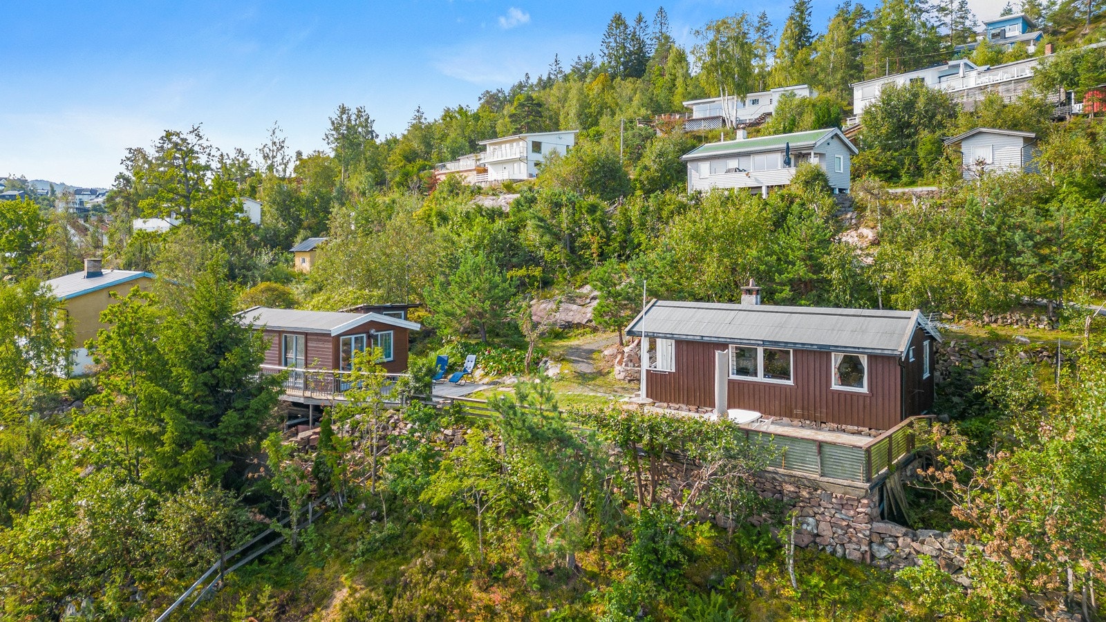 Eiendommen ligger med nydelig utsikt over Sætre og Oslofjorden, med Sætre sentrum i umiddelbar nærhet. Galleribilde