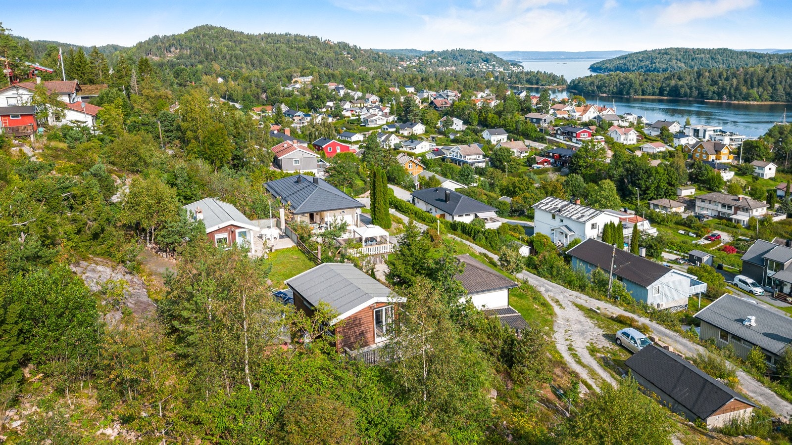 Ca. 5 min gange til Sætre sentrum med matvarebutikker, vinmonopol, apotek, frisør og Nille på nærsenteret. Samt lege, tannlege, klesbutikker, bensinstasjon, byggevarehandel mm. Galleribilde
