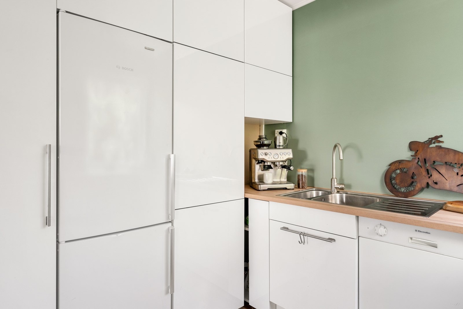 Integrerte hvitevarer medfølger handelen. Galleribilde