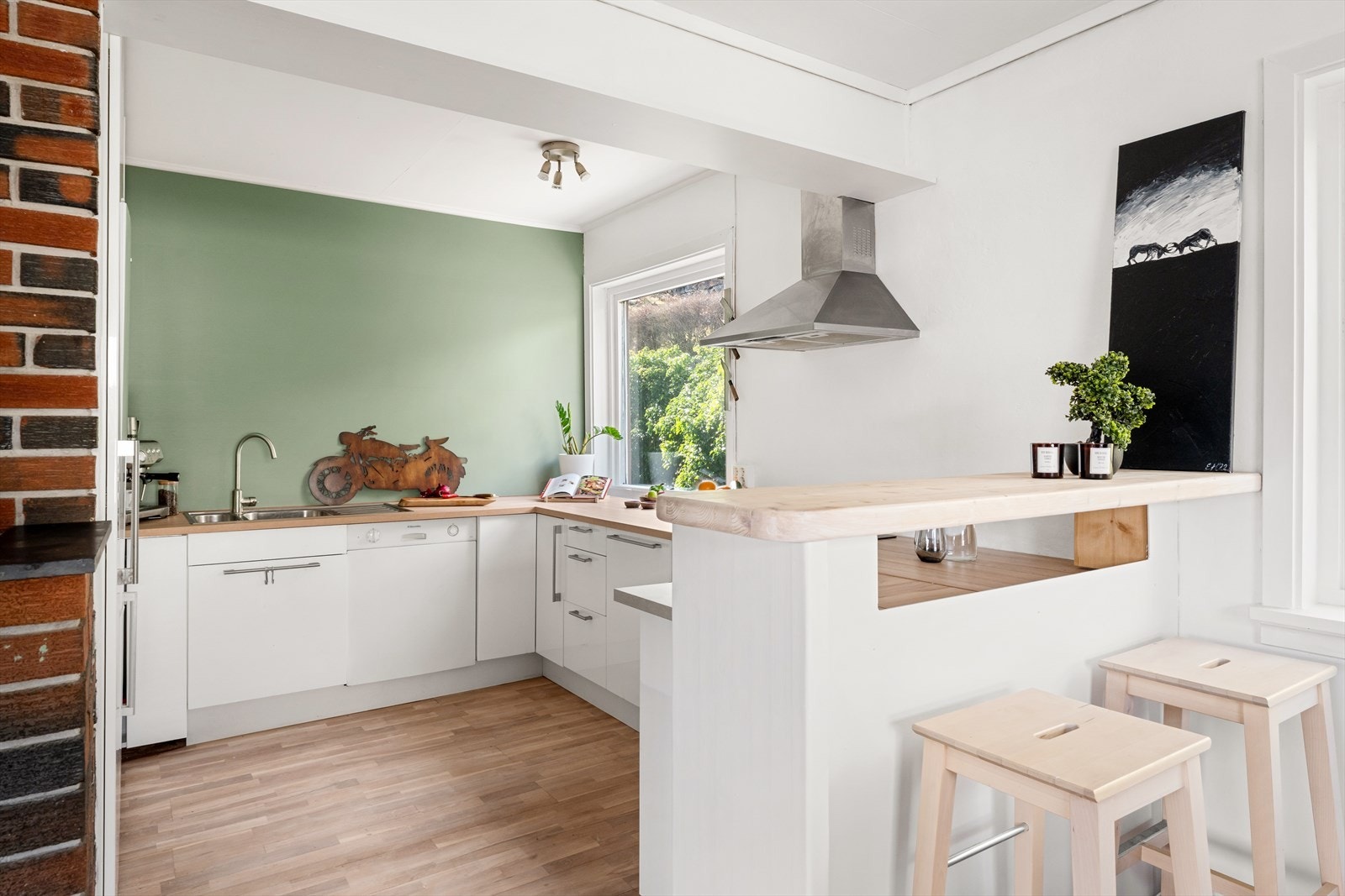 Nyere kjøkkeninnredning med hvite glatte fronter og rikelig med lagringsmuligheter. Galleribilde