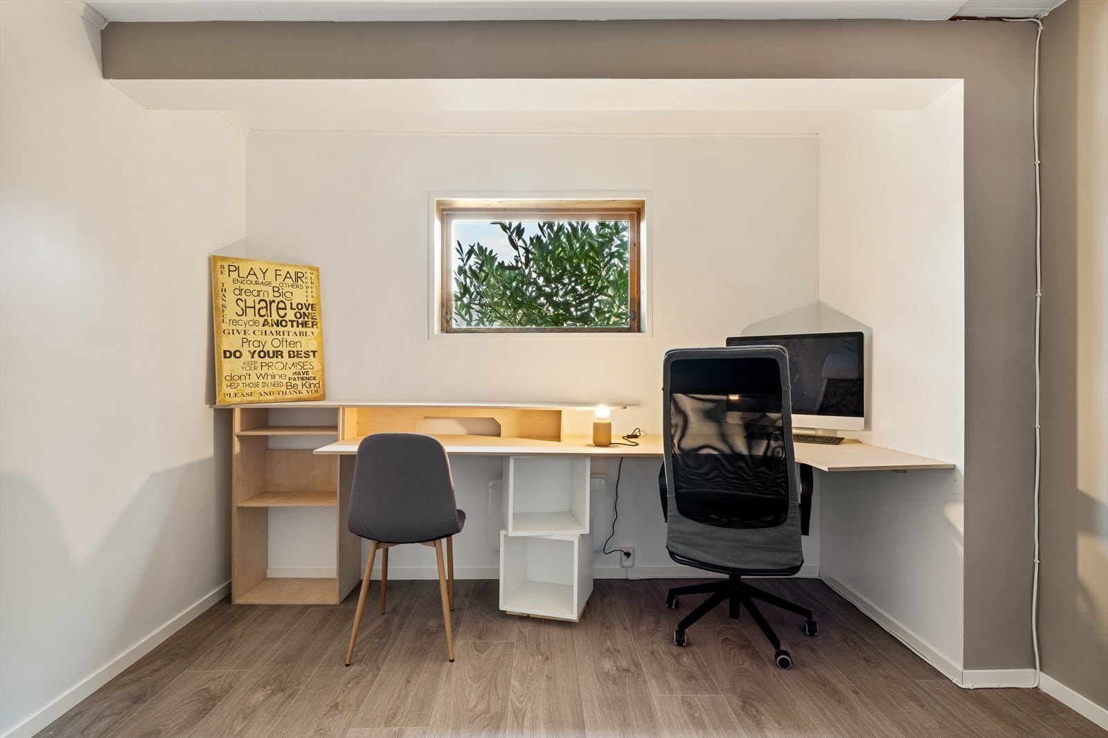 Disponibelt rom i u.etasje er en perfekt ekstra stue/ kontor eller gjesterom. Galleribilde