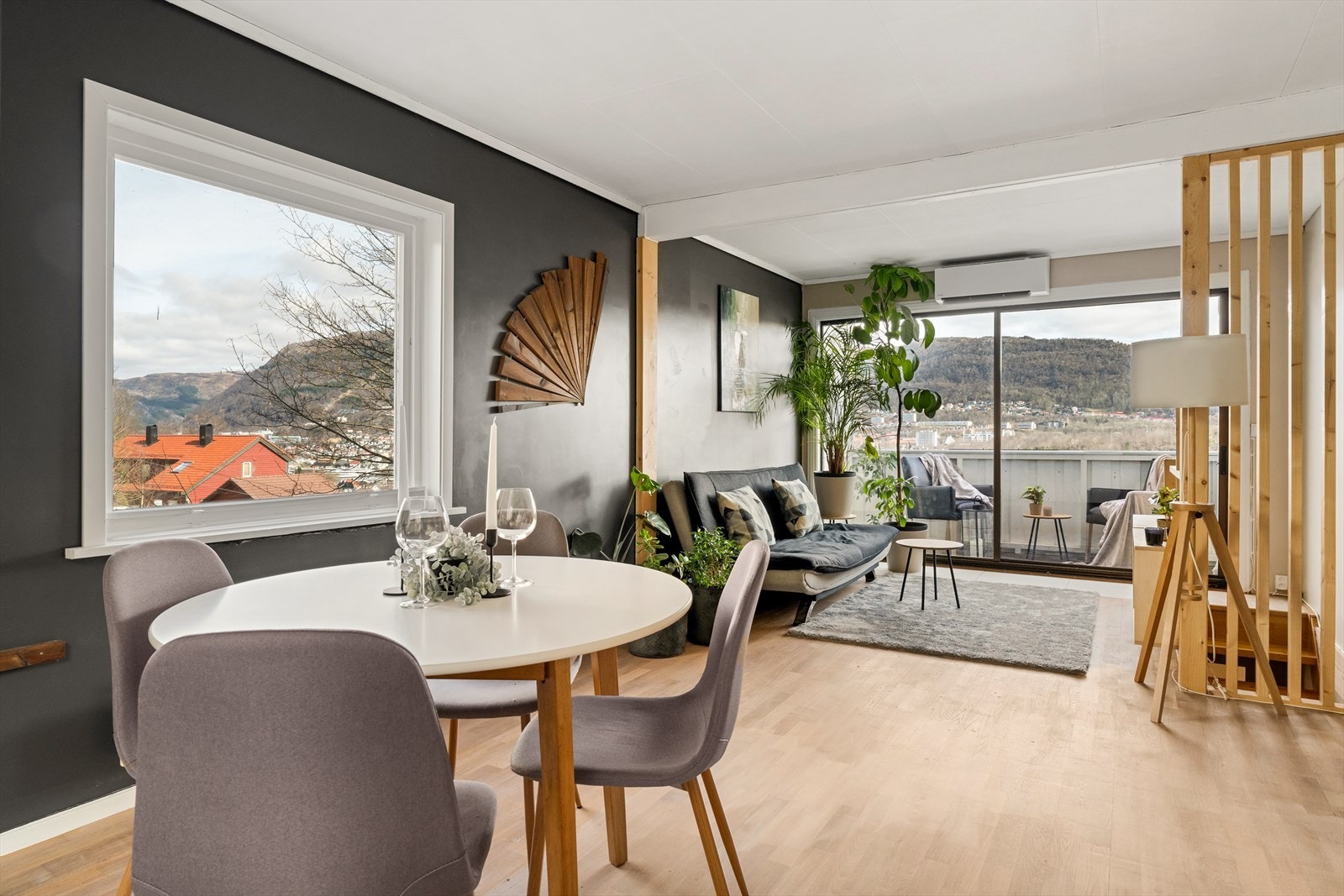 Leiligheten har nyere oppgraderinger som bad, nye vann- og avløpsrør, varmepumpe, ny taktekking, overflater, overflater kjøkken og nyslipt gulv. Galleribilde