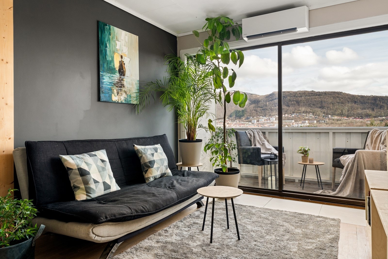 God plass til variert innredning i stue. Galleribilde