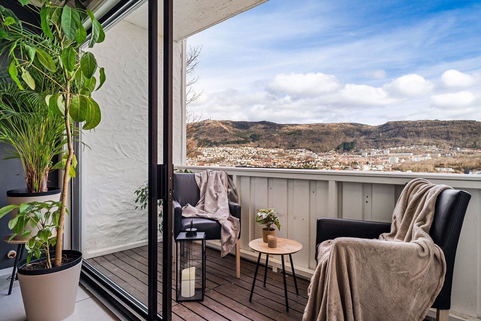 På sommeren forlenges stuen ut på romslig altan med nydelig utsikt! Galleribilde