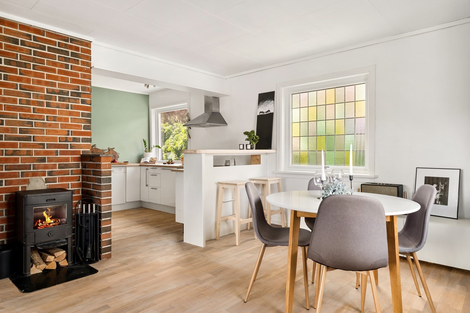 Leiligheten har et moderne uttrykk med delvis åpen stue/kjøkken løsning. Galleribilde