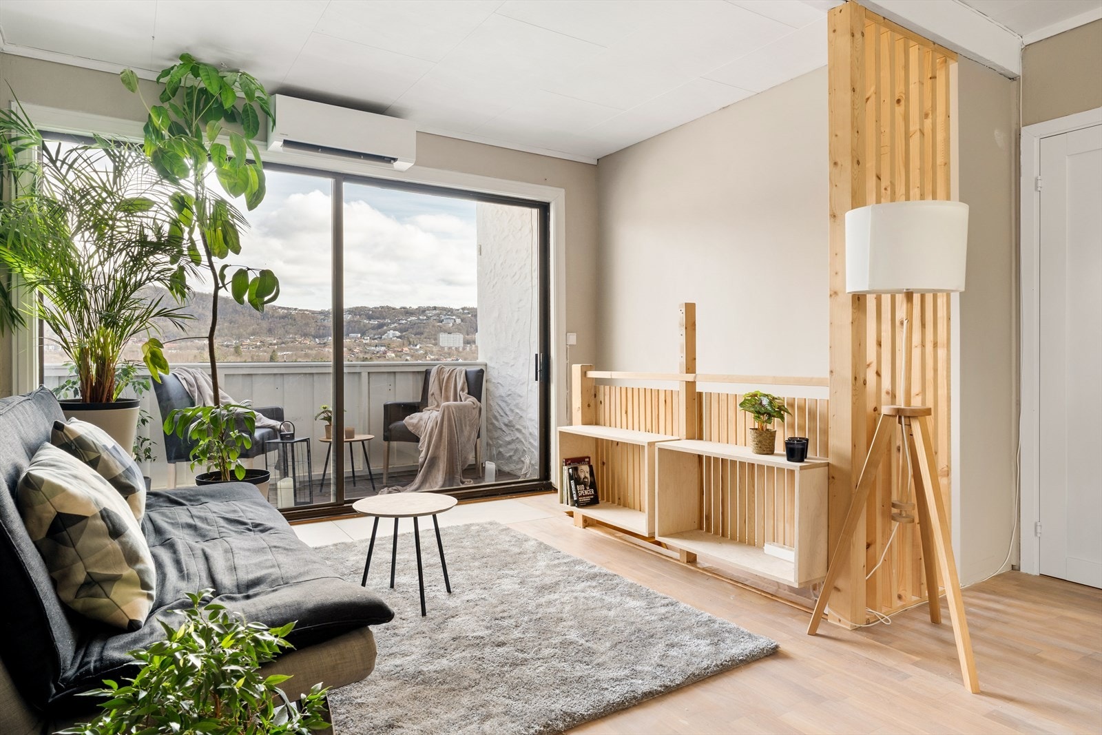 Fra stuen er det trapp ned til disponibelt rom (ikke godkjent). Galleribilde