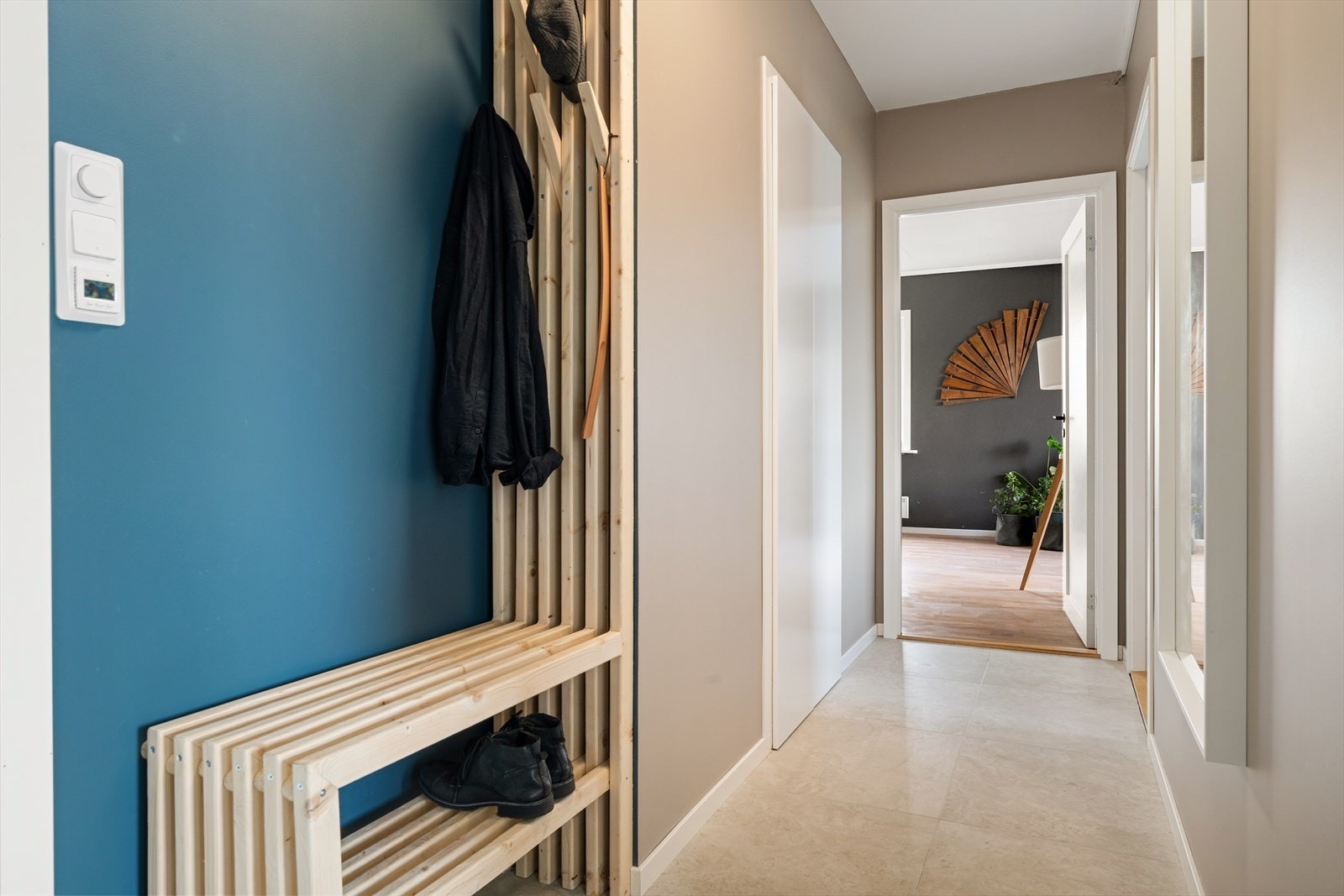 Innbydende entre med praktiske fliser på gulv og god plass til oppbevaring av klær/sko. Galleribilde