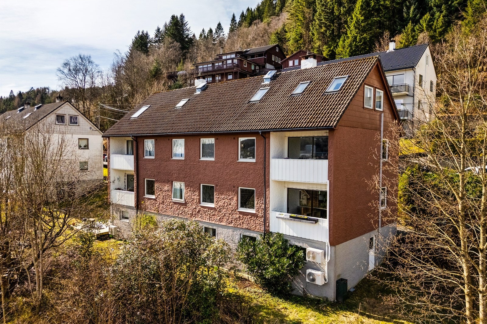 Bygget ligger ved foten av fjellet og det er kort vei til etablerte turstier til Løvstakken. Ca 12 min gange til bybanestopp og kollektivforbindelser! Galleribilde