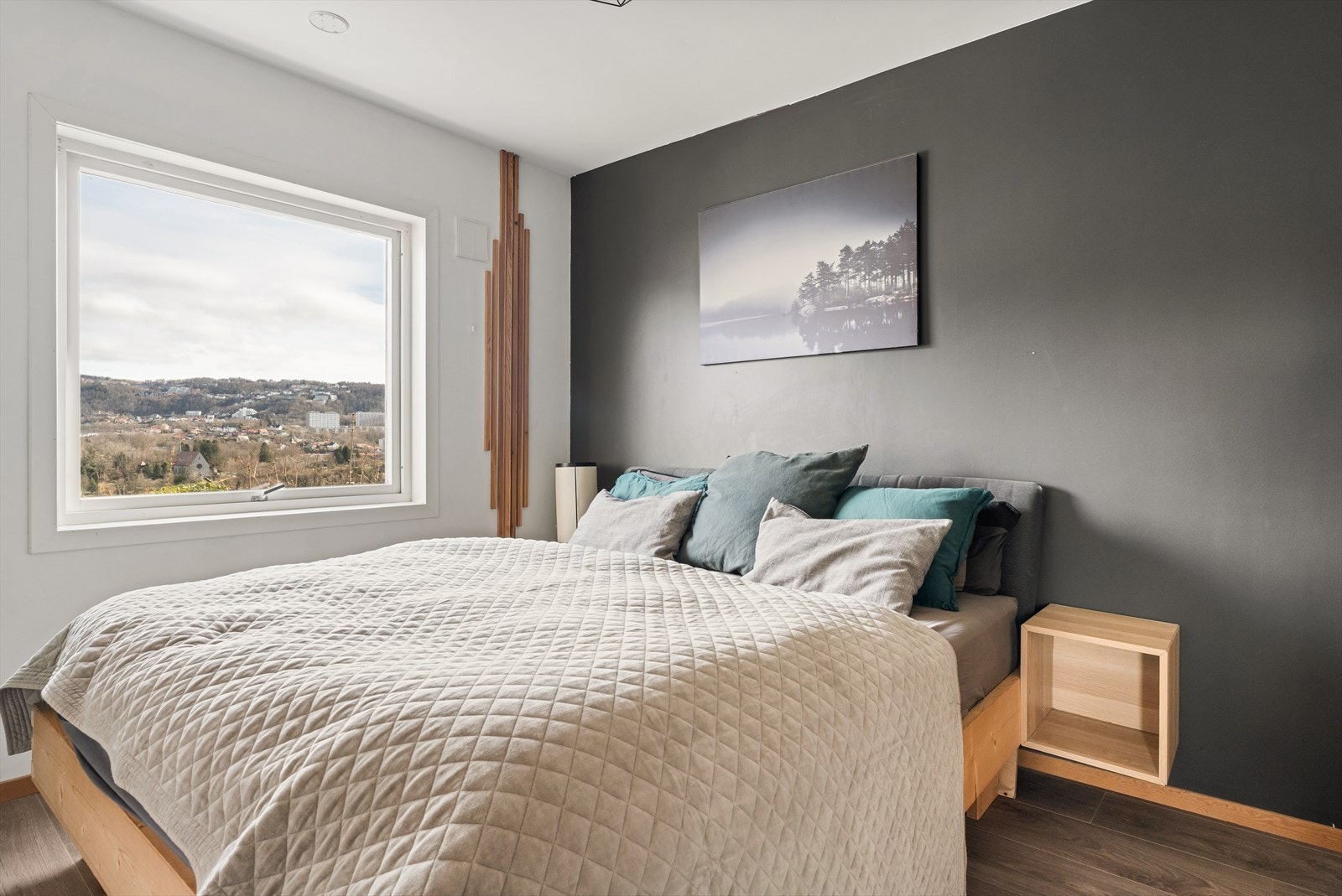 Leiligheten har 2 romslige soverom, henholdsvis ca 10 kvm begge to. Galleribilde