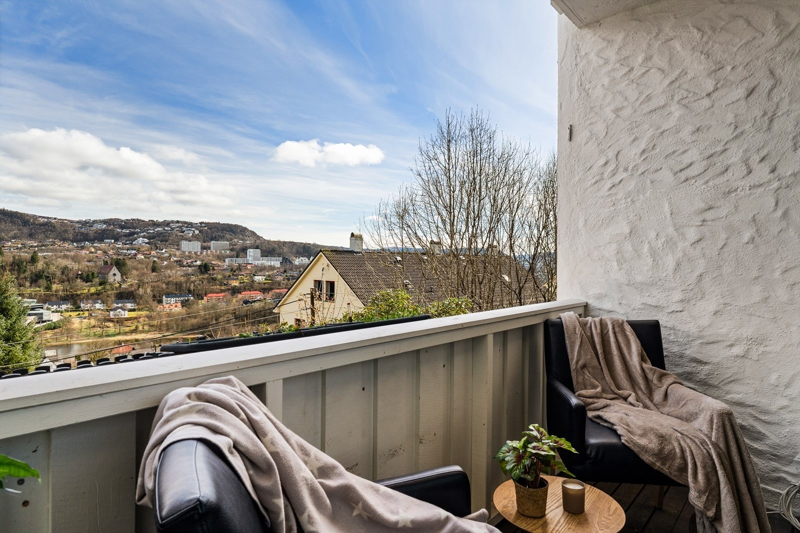 Leiligheten ligger i en høy 1.etasje. Galleribilde