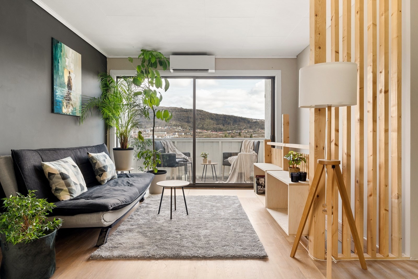 Velkommen til Grønnestølslien 18! En super 3-roms leilighet med nyere oppgraderinger og sentral beliggenhet på Minde. Presentert av William Christensen v/Eiendomsmegler Vest. Galleribilde