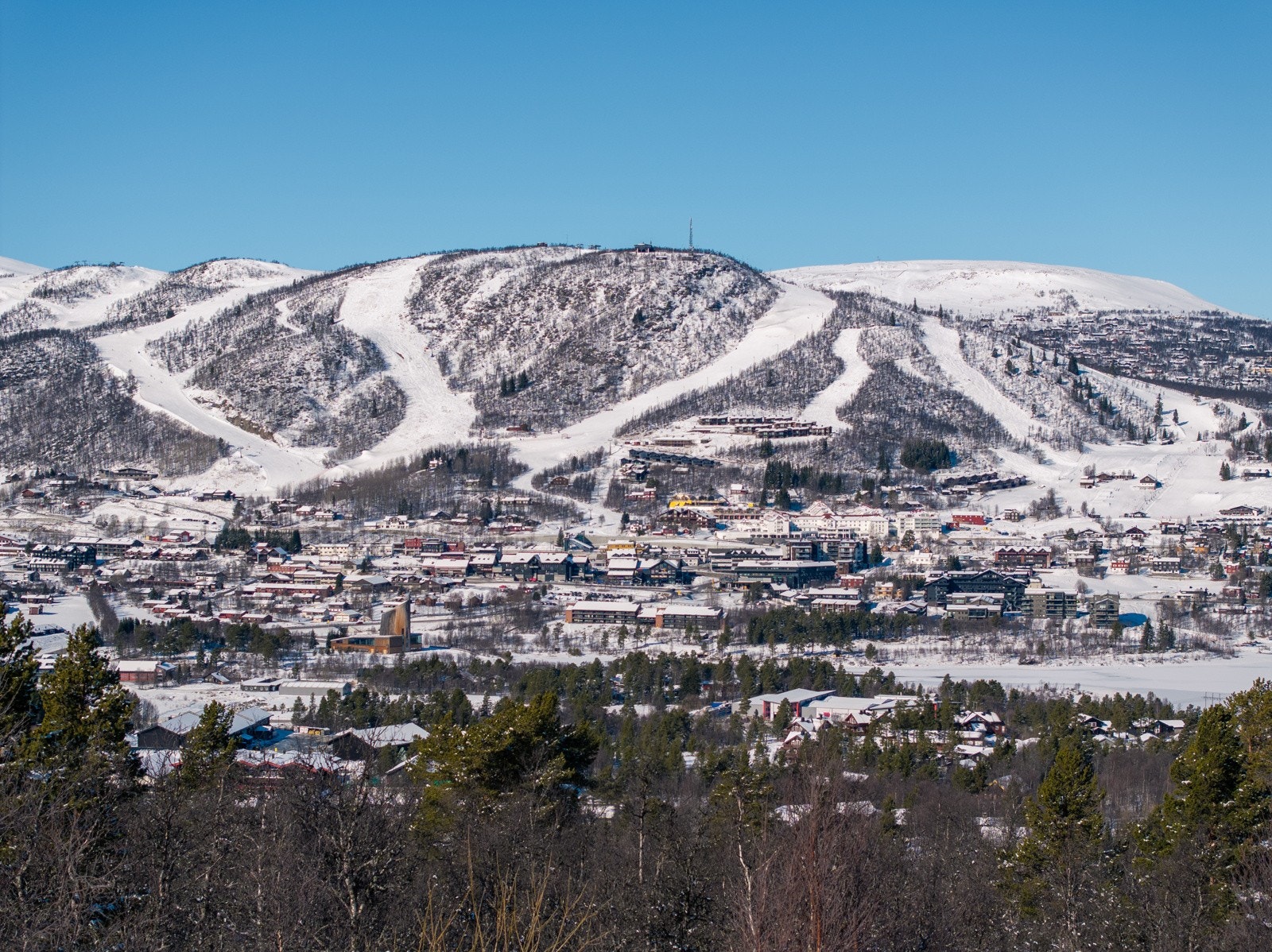Fra denne tomten opplever man alpinlandsbyen Geilo på sitt beste, med utsyn mot soldekte alpinbakker og et kompakt sentrum. Galleribilde