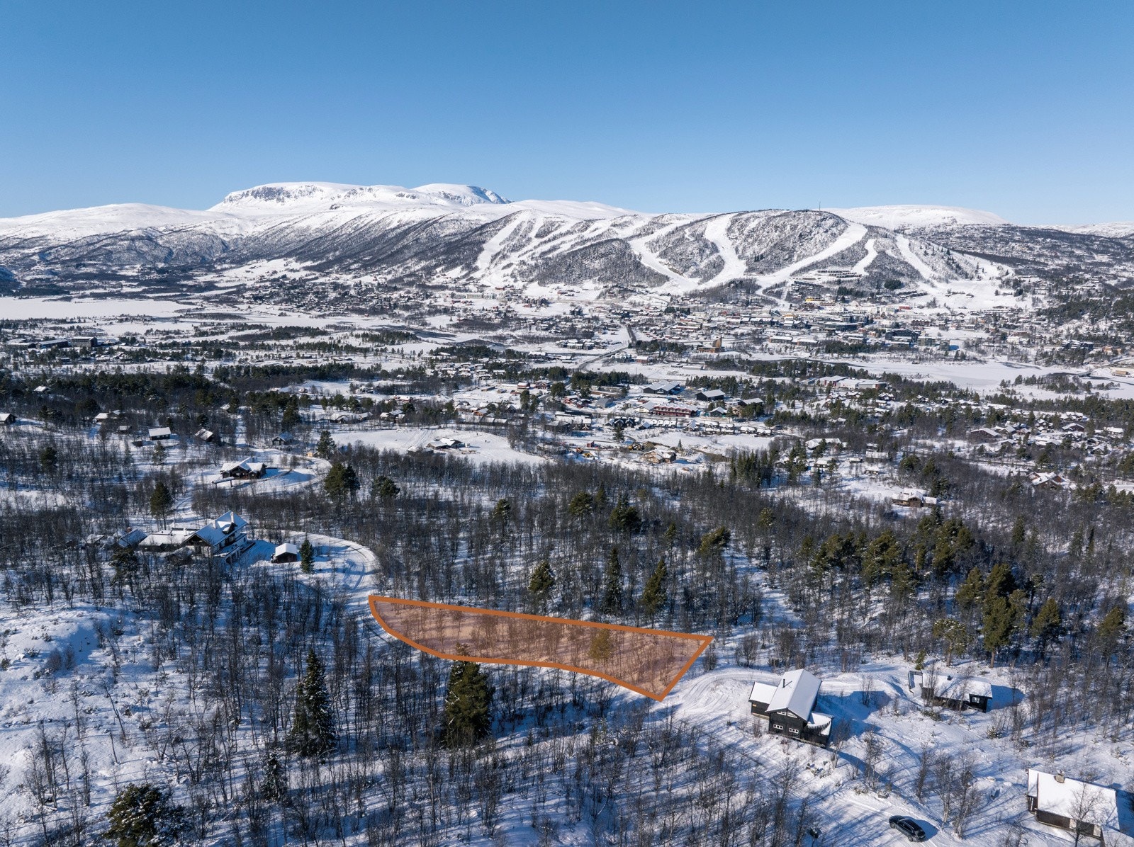 Foto med markering av tomten - kun for illustrasjon, avvik kan forekomme Galleribilde