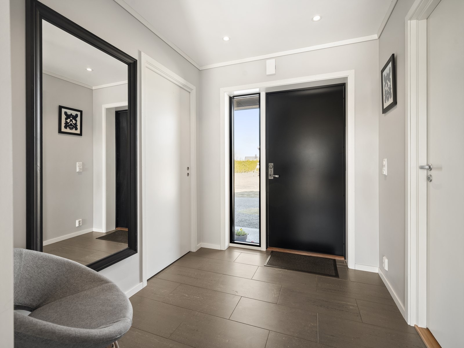 Romslig gang med flislagt gulv og gulvvarme. Galleribilde