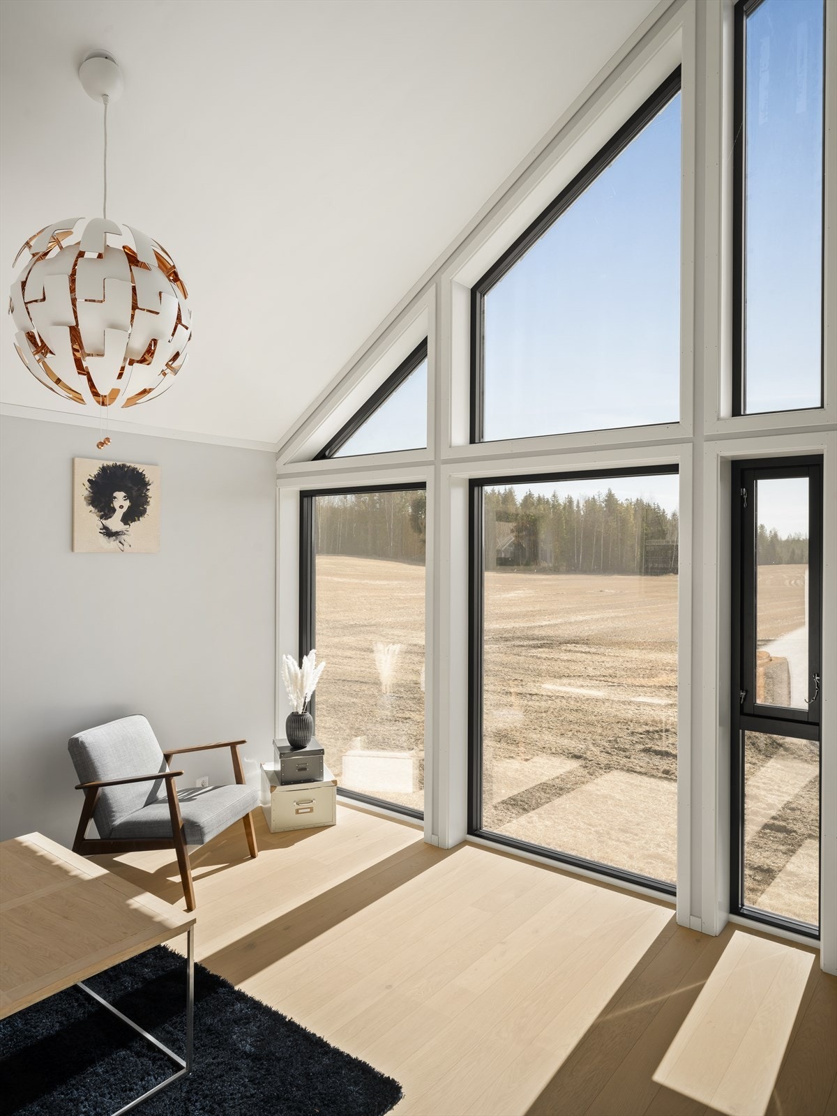 Stuen i 2.etg har mønt tak og og god takhøyde. Galleribilde