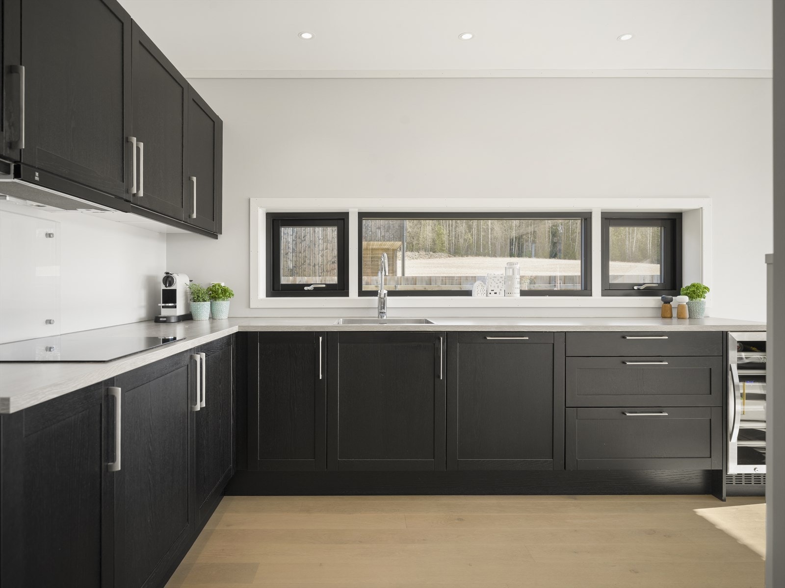 Kjøkkenet har rikelig med skap-og benkeplass. Galleribilde