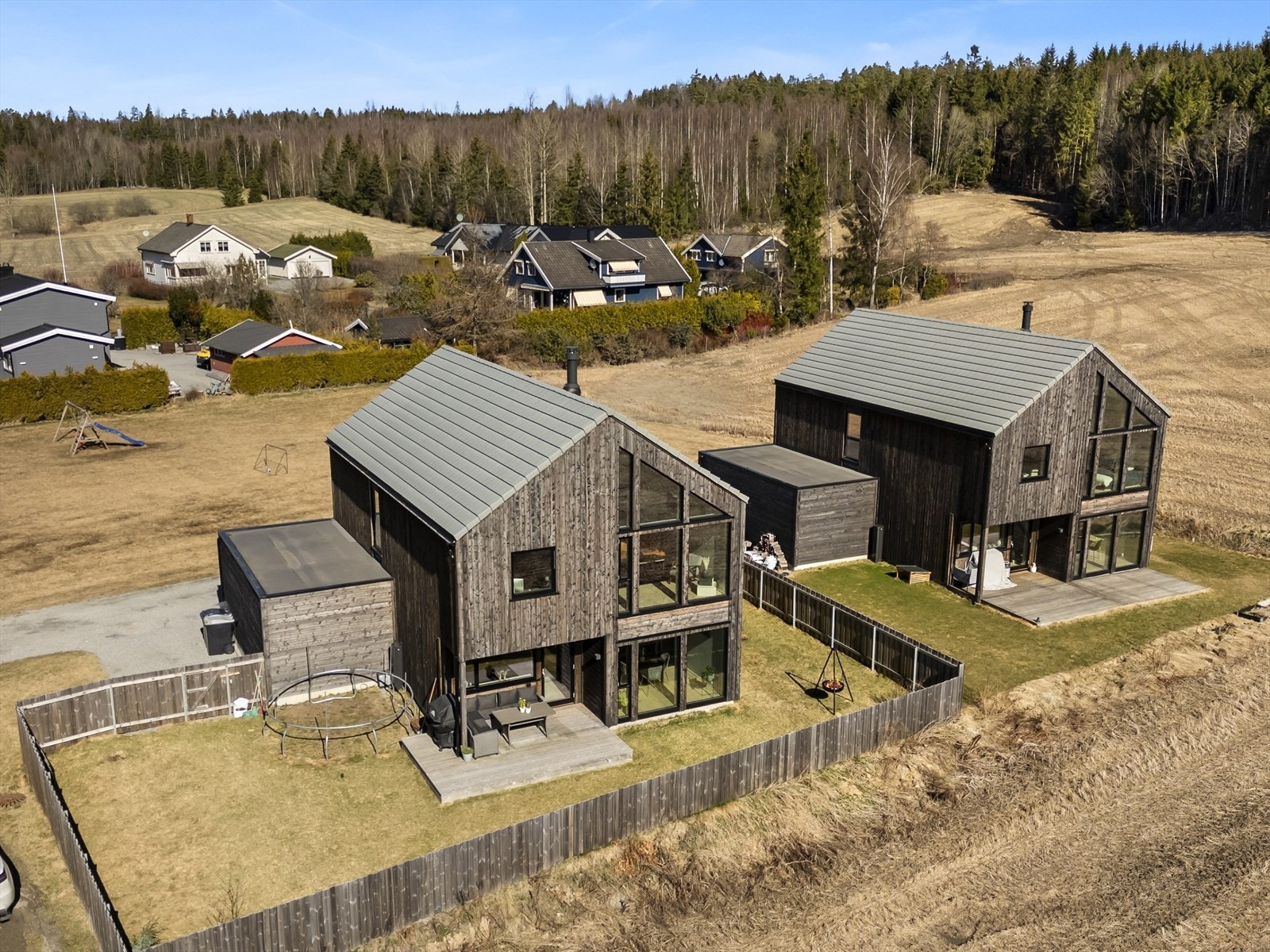Boligen har en flott plassering i landlige omgivelser. Her får du gleden av umiddelbar nærhet til vakre tur- og rekreasjonsområder, så vel som kort vei til barnehager, skoler, idrettsanlegg og sentrumsområdene i Vinterbro, Ski og Ås. Galleribilde