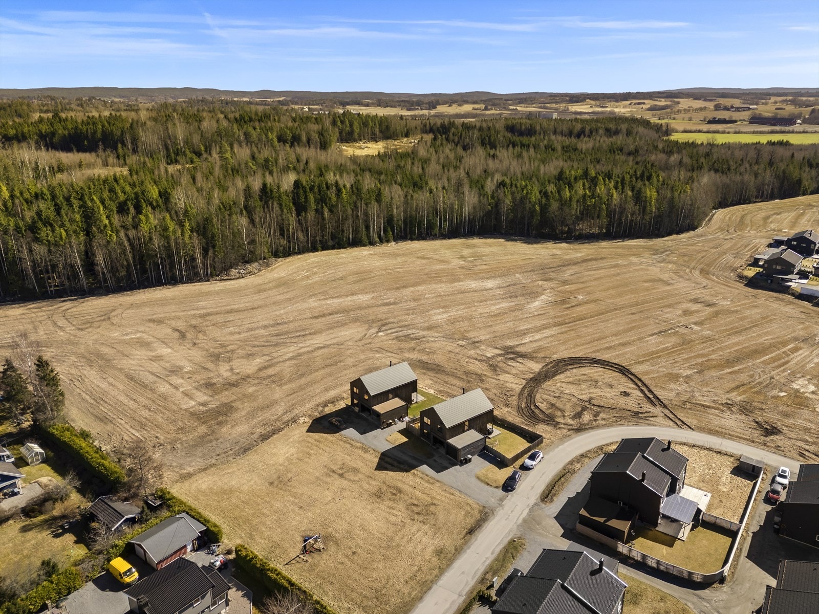 Beliggenheten er i tillegg svært pendlervennelig med Follobanen, hvor toget tar deg fra Ski stasjon til Oslo S på ca 12 minutter. Galleribilde