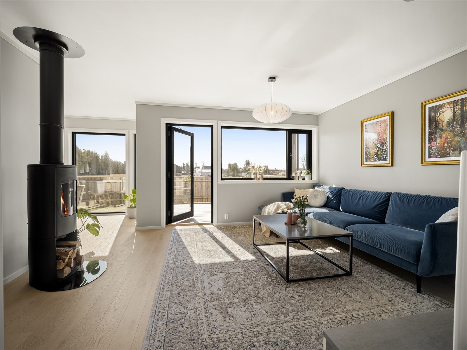 Familievennlig enebolig over to plan. Stuen har store vindusflater og adkomst til hyggelig terrasse og hage. Galleribilde